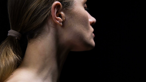 Silná ženská strhávací nálepka od ucha, protestovat proti předsudku - Záběry, video