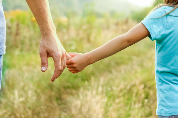 ręce rodzica i dziecka w naturze - Zdjęcie, obraz