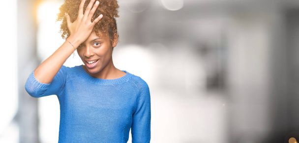 Mooie jonge Afro-Amerikaanse vrouw op geïsoleerde achtergrond verrast met de hand op het hoofd voor fout, niet vergeten fout. Vergat, slecht geheugen concept. - Foto, afbeelding