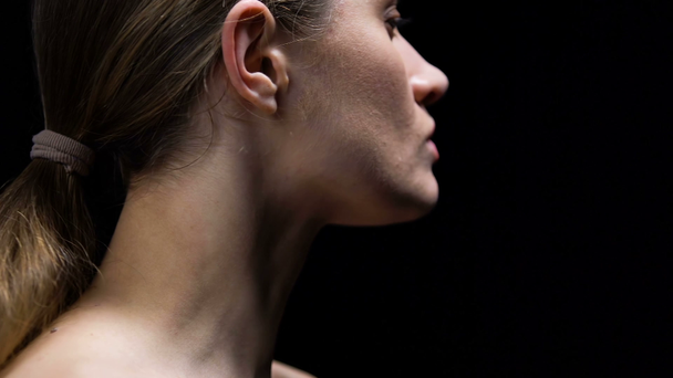Frau reißt eiskaltes Etikett vom Ohr, protestiert gegen weibliche Demütigung und Beleidigung - Filmmaterial, Video