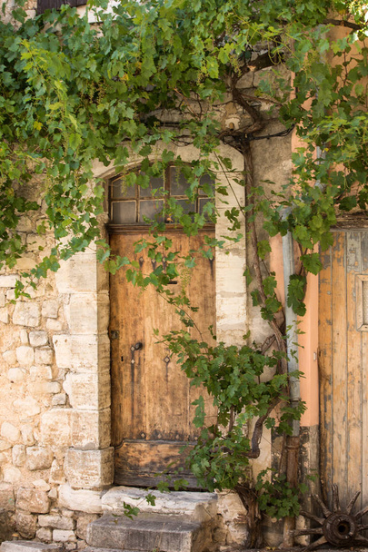 antigua casa de alquiler cubierto de hiedra en Sault, departamento de Vaucluse en la región de Provenza, Francia
 - Foto, Imagen