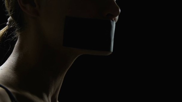 Człowiek taping Pani usta, niewolnictwo seksualne ofiary, naruszenie praw człowieka, porwanie - Materiał filmowy, wideo