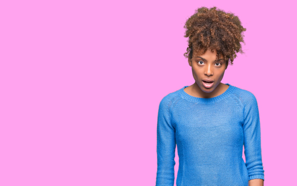 Красивая молодая африканская американка на изолированном фоне в шокирующем лице, выглядящая скептически и саркастично, удивленная открытым ртом
 - Фото, изображение