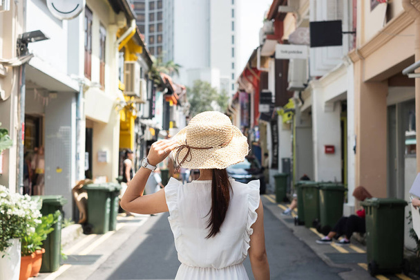 Mujer joven viajando con vestido blanco y sombrero, feliz trav asiático
 - Foto, Imagen