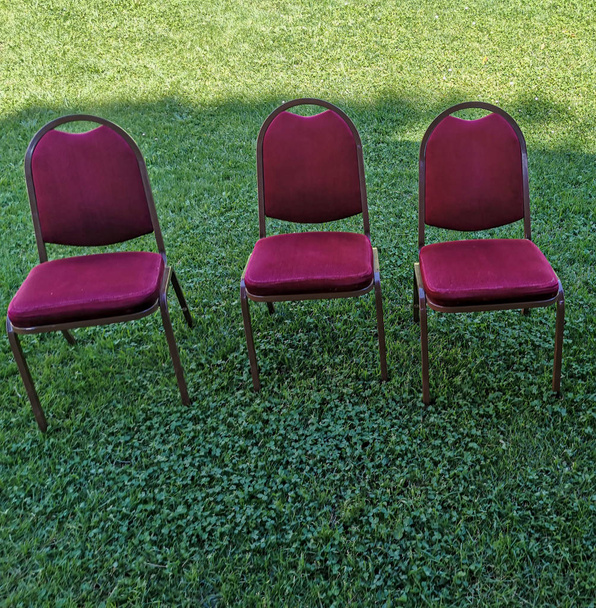 Molte sedie rosse sull'erba
 - Foto, immagini