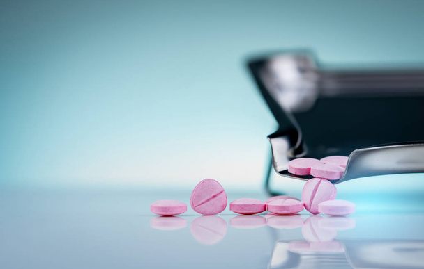 Pink tabletta tabletták rozsdamentes acélból készült kábítószer-tálcát. Gyógyszeripar. Neurotropic vitaminok. Gyógyszeres kezelés a kórházban vagy Drugstore. Kábítószer-kiskereskedelmi piac. Medicine a perifériás neuropathiák.  - Fotó, kép