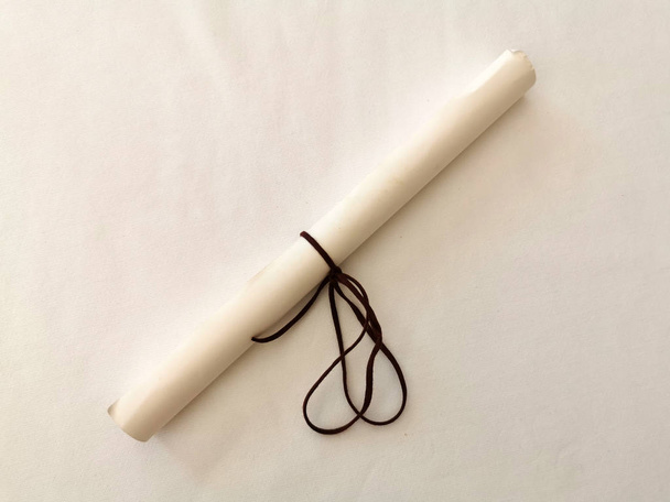 Пергаментный свиток на столе
 - Фото, изображение