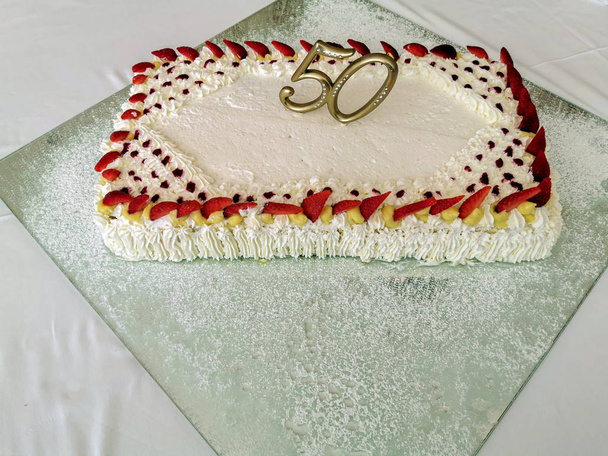 50 años de celebración pastel de fiesta
 - Foto, imagen