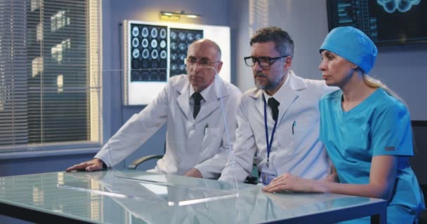 Doctors using transparent display screen - Filmati, video