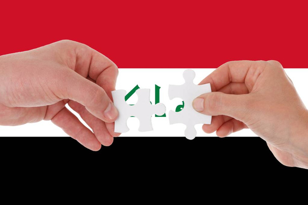 Vlag van Irak, intergratie van een multiculturele groep jongeren - Foto, afbeelding