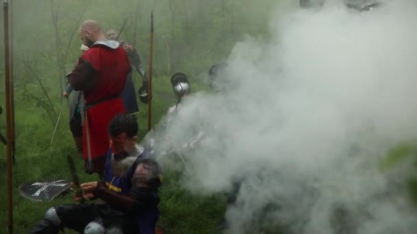 Η ομάδα μάχης των μεσαιωνικών ιπποτών των σταυροφόρων αναπαύεται για την παύση του υποβάθρου του καπνού στο δάσος. - Πλάνα, βίντεο