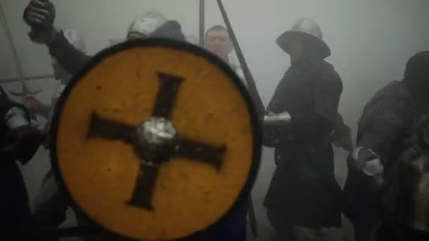 Η ομάδα μάχης των μεσαιωνικών ιπποτών των σταυροφόρων παλεύει με τον εχθρό με σπαθιά στο πρωί. - Πλάνα, βίντεο