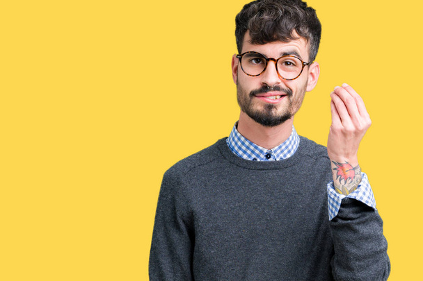 Молодой красивый умный мужчина в очках на изолированном фоне делает итальянский жест с уверенным выражением рук и пальцев
 - Фото, изображение