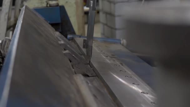 Bladmetaal buigen in de werkplaats fabriek - Video