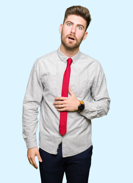 Молодой привлекательный бизнесмен в шоке, скептически настроенный и саркастичный, удивленный открытым ртом
 - Фото, изображение
