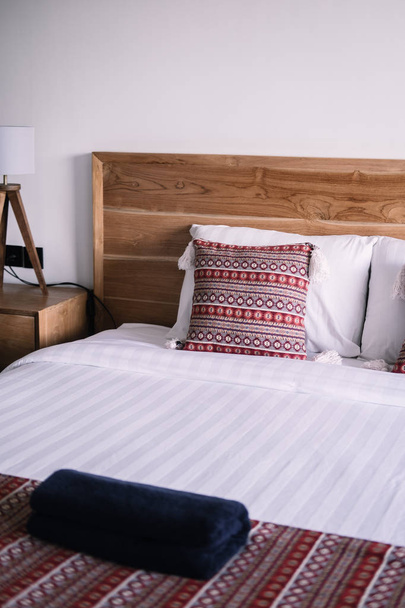 ベッドルームインテリア、明るい木製ベッドヘッド - 写真・画像