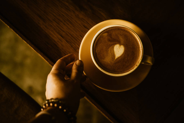 Káva cappuccino s srdcem ve žlutém šálku - Fotografie, Obrázek
