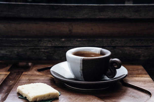 Кофе эспрессо в керамической чашке на деревянном столе
 - Фото, изображение