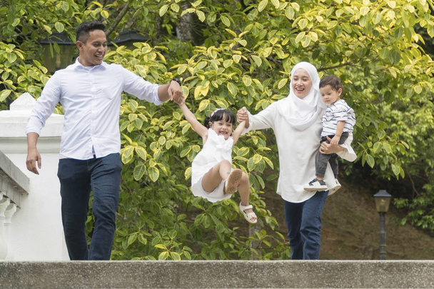 Famiglia malese al parco ricreativo divertirsi
 - Foto, immagini