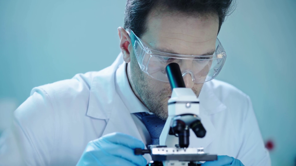 scientifique attentif faire des analyses au microscope et détourner les yeux en laboratoire
 - Séquence, vidéo