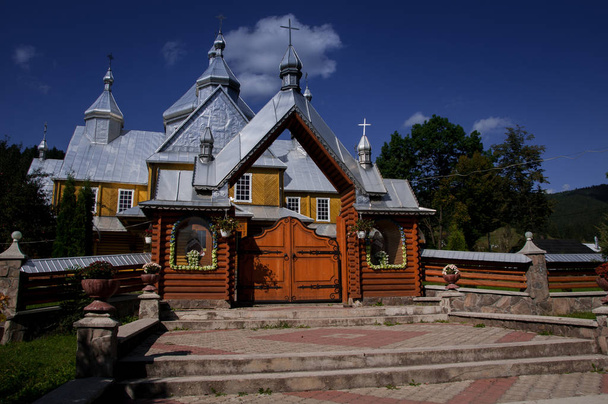 Uspenska Cerkiew w Wierchowina, Ukraina - Zdjęcie, obraz