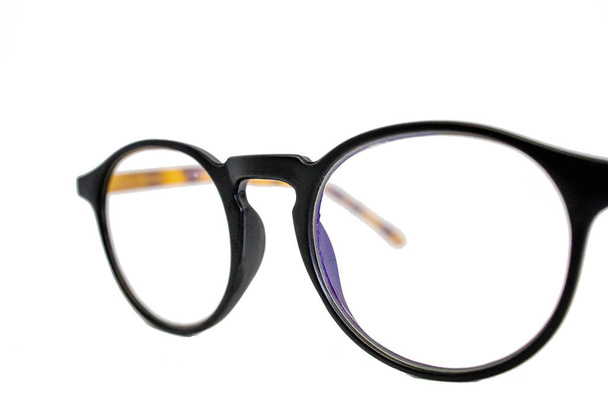 Gläser isoliert auf weißem Hintergrund. klassisch schwarzer Rahmen für Sonnenbrillen. Zusammenfassung von gesunden, sehenden und optischen Linsen. - Foto, Bild