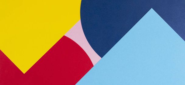 Tekstuuri banneri tausta muoti paperit memphis geometria tyyliin. Keltainen, sininen, vaaleansininen, punainen ja pastelli vaaleanpunainen
 - Valokuva, kuva