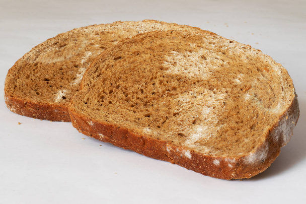 Ψωμί σικάλεως καλυμμένο με μούχλα. - Φωτογραφία, εικόνα