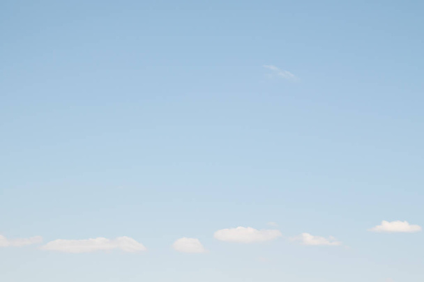 Γαλάζιος ουρανός με λευκά σύννεφα. Καθαρή καλοκαιρινή μέρα. Τέλεια ταπετσαρία επιφάνειας εργασίας. - Φωτογραφία, εικόνα
