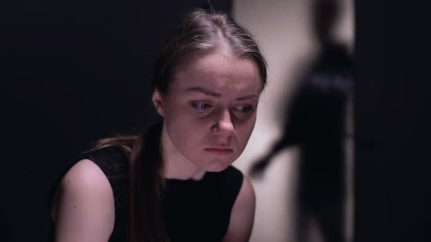 Bang vrouwelijk slachtoffer huilen, seriële maniak silhouet binnenkomst kamer, angst - Video