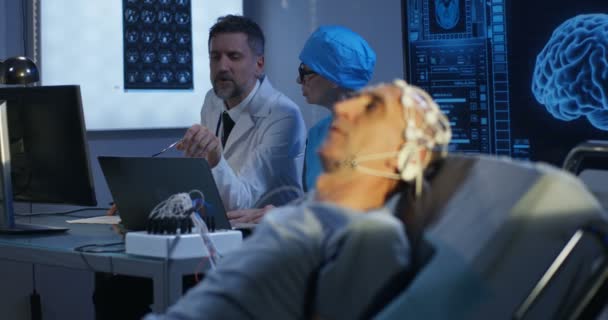 Paciente acostado en la cama durante el examen EEG
 - Metraje, vídeo