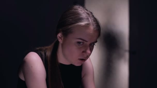 Angst vor Gewalt weibliches Opfer sitzt im Zimmer, Silhouette des Verbrechers draußen - Filmmaterial, Video