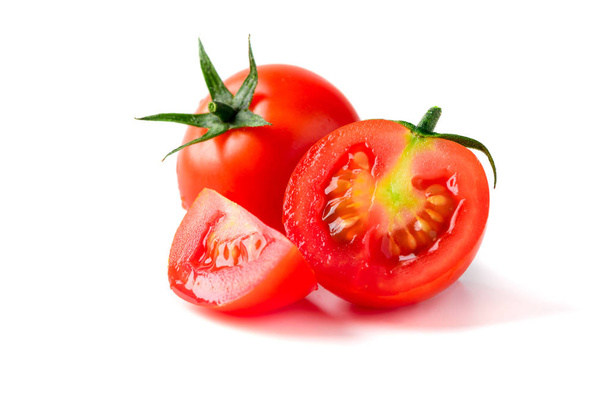 frische, in Scheiben geschnittene Tomaten isoliert auf weiß.  - Foto, Bild