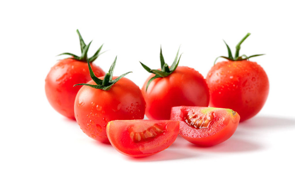Tuoreet viipaloidut tomaatit eristetty valkoisella
 - Valokuva, kuva