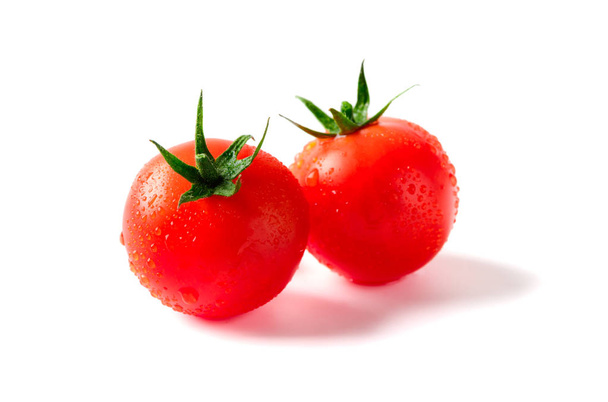 Tomates fraîches isolées sur blanc.  - Photo, image