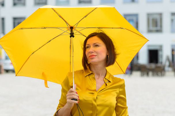 Parlak sarı şemsiyeli şık kadın - Fotoğraf, Görsel