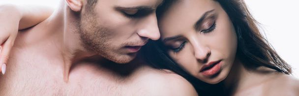 панорамный снимок красивой пары, обнимающейся голышом с закрытыми глазами, изолированными на белом
 - Фото, изображение