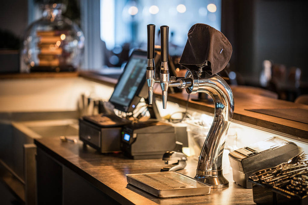 Система розливу пива на столі клієнтів у пивоварні
. - Фото, зображення