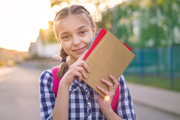 Портрет девочки-подростка с солнечными лучами
 - Фото, изображение