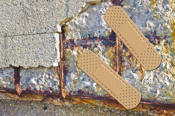 Hormigón armado con refuerzos metálicos dañados y oxidados
 - Foto, imagen