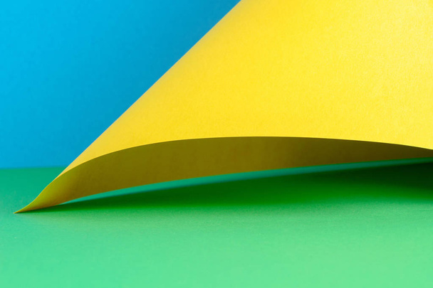 Fond coloré abstrait. Papier jaune de couleur bleue dans des formes géométriques
 - Photo, image