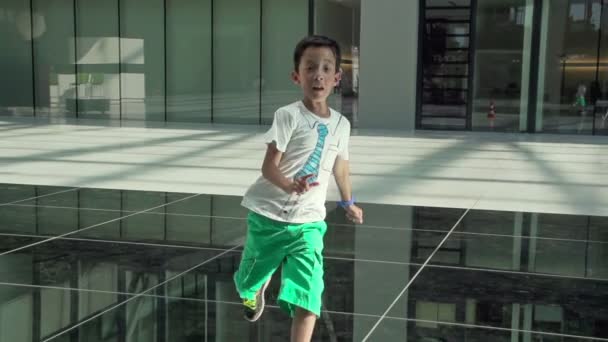 jonge maakt een sprong op de vloer van de spiegel in slow motion - Video