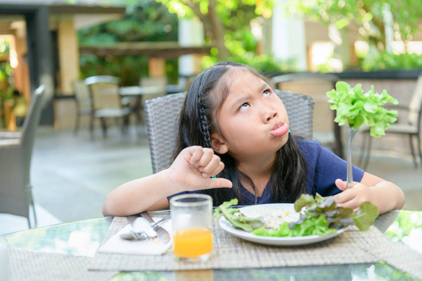 Дівчина з виразом огиди проти овочів
 - Фото, зображення