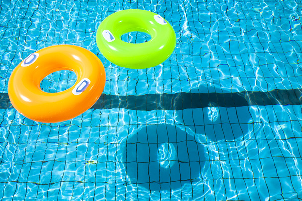 zwei Schwimmbadringe mit Schatten - Foto, Bild