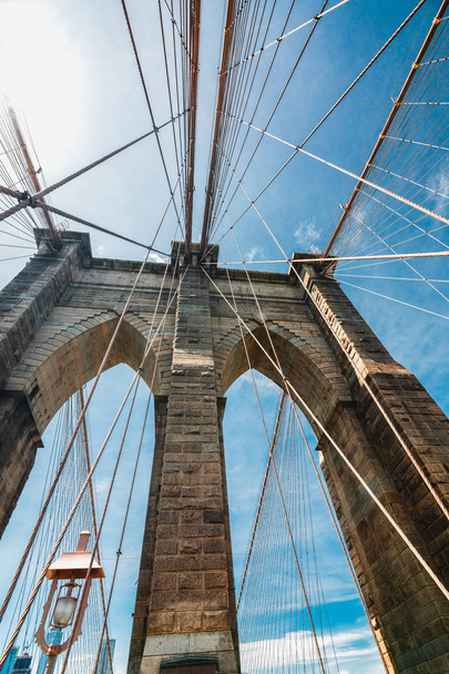 Brooklyn Bridge, Bright Sun and Blue Sky Background, New York City, Vertical Banner - Foto, imagen