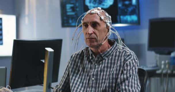 Paciente sometido a prueba durante el examen EEG
 - Metraje, vídeo