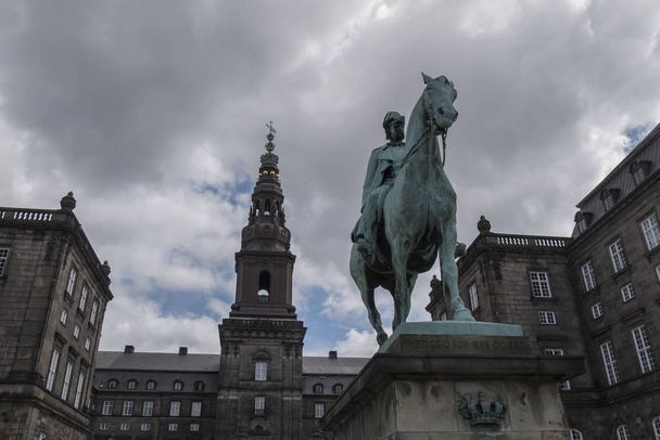 Equestrian statue of the Christian King IX of Copenhagen - Fotoğraf, Görsel
