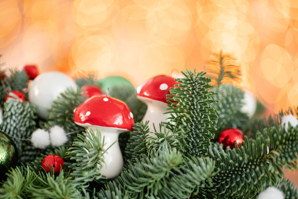 Красивое праздничное оформление свежей ели с шаровыми игрушками в деревенской деревянной коробке. Рождественское настроение. Огни Боке из Гарланда на заднем плане. - Фото, изображение
