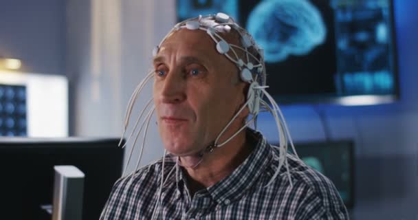 Paciente sometido a prueba durante el examen EEG
 - Metraje, vídeo