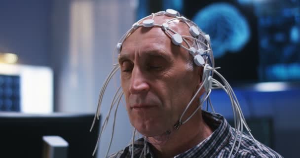 Paciente que responde a las preguntas de los médicos durante la exploración cerebral
 - Metraje, vídeo